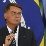 Bolsonaro durante discurso com caneta na mão