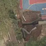 Imagens aéreas da quadra de prédio com cratera