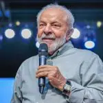 Lula usa relógio Cartier e camisa social cinza durante discurso