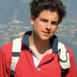 Carlo Acutis veste polo vermelho