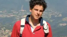 Carlo Acutis veste polo vermelho