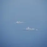 Navios da Guarda Costeira da China são fotografados, enquanto navegam em águas ao redor de Taiwan - 23/5/2024 | Foto: Ministério da Defesa de Taiwan/Reuters