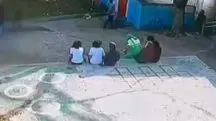 Câmeras de segurança registraram o momento em que o coletor de lixo tentou beijar alunos no pátio da escola