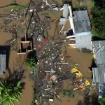 Imagens de destroços, em uma área inundada em Porto Alegre - 14/5/2024 | Foto: Diego Vara/Reuters