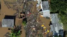 Imagens de destroços, em uma área inundada em Porto Alegre - 14/5/2024 | Foto: Diego Vara/Reuters