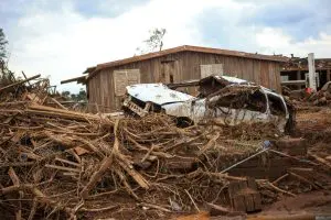 Carro fica destruído depois de enchente em Cruzeiro do Sul, no Rio Grande do Sul