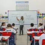 As empresas serão escolhidas por licitação. Cada uma administrará um grupo de escolas públicas, divididas em lotes. Elas receberão até R$ 800 mensais por matrícula | Foto: Reprodução/Lê