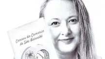 A escritora Saíle Bárbara Barreto, com a controversa obra nas mãos | Foto: Reprodução/Instagram