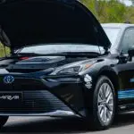 O Toyota Mirai, carro a hidrogênio que foi emprestado para testes de um projeto-piloto na Universidade de São Paulo (USP) que produzirá o primeiro hidrogênio verde a base de etanol do mundo | Foto: Divulgação/Toyota