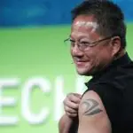 Jensen Huang, CEO da Nvidia, exibe tatuagem no braço ao participar de evento de tecnologia