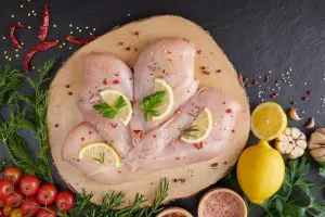 Filé de frango cru, com alho, pimenta e alecrim na madeira na tábua | Foto: Reprodução/Freepik