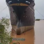 navio chega a telhado rio grande do sul enchente