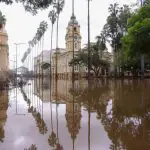 Na Praça da Alfândega, a água do Lago Guaíba segue alta – 20/5/2024 | Foto: Maxi Franzoi/Agência de Fotografia/Estadão Conteúdo