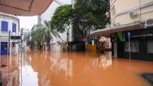 As águas do Guaíba tomam conta do centro na cidade de Porto Alegre, neste sábado, 4 | Foto: Maxi Franzoi/Agência de fotografia/Estadão Conteúdo
