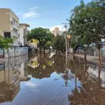 Imagem das ruas alagadas do bairro Menino Deus, em Porto Alegre (RS)