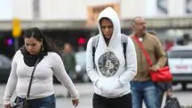 Foto mostra pessoas caminhando pela rua em dia frio em São Paulo