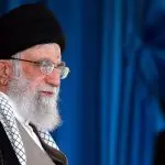 O líder supremo do Irã, Ali Khamenei, em conferência no Estádio Azadi, em Teerã - 4/10/2018 | Foto: Reprodução/Wikimedia Commons
