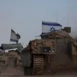 Veículos blindados de Israel operam, em meio ao conflito com os terroristas do Hamas, perto da fronteira com Gaza - 29/5/2024 | Foto: Ronen Zvulun/Reuters