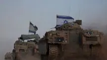 Veículos blindados de Israel operam, em meio ao conflito com os terroristas do Hamas, perto da fronteira com Gaza - 29/5/2024 | Foto: Ronen Zvulun/Reuters