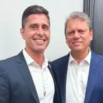 Tiago Cervantes, à esquerda do leitor, ao lado do governador de São Paulo, Tarcísio de Freitas | Foto: Reprodução/Instagram
