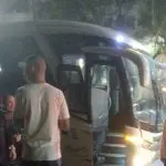 Os ladrões ordenaram que o motorista abrisse a porta do ônibus, mas foram surpreendidos por disparos efetuados por dois agentes que estavam de folga