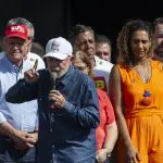O presidente Luiz Inácio Lula da Silva participa da celebração do 1º de Maio, no estacionamento da Neo Quí­mica Arena, na zona leste de São Paulo | Foto: Taba Benedicto/Estadão Conteúdo