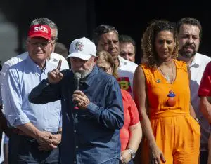 O presidente Luiz Inácio Lula da Silva participa da celebração do 1º de Maio, no estacionamento da Neo Quí­mica Arena, na zona leste de São Paulo | Foto: Taba Benedicto/Estadão Conteúdo