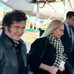 Javier Milei chegando ao aeroporto de Madrid