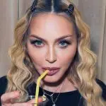 De acordo com profissionais que trabalham na produção e no hotel, Madonna pediu para que fosse colocado um tapume na piscina privativa | Foto: Reprodução/Twitter/X