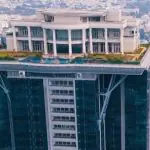 A mansão, de quase 4 mil metros quadrados, localizada no luxuoso Kingfisher Towers, dispõe de jardins extensos, uma adega de vinhos, piscina e um heliponto