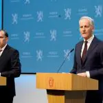 O ministro das Relações Exteriores da Noruega, Espen Barth Eide (esq.), e Jonas Gahr Store, primeiro-ministro da Irlanda, falam sobre o reconhecimento da Palestina palestino