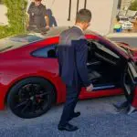 Porsche vermelha sendo inspecionada por um oficial