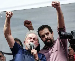 'Dizem eles que Lula e Guilherme Boulos, segundo fontes ligadas à campanha de Boulos em São Paulo, já haviam calculado os efeitos do gesto e decidiram que os custos legais a serem porventura pagos seriam baixos o suficiente para que a prática ilegal compensasse', escreve Lucas Berlanza | Foto: Reprodução/Facebook/Guilherme Boulos