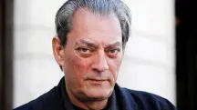 O autor norte-americano Paul Auster posa para uma fotografia antes de uma entrevista em Estocolmo - 10/5/2021 | Foto: Bob Strong/Reuters