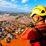 Operação de resgate com o helicóptero do Corpo de Bombeiros na Região Metropolitana