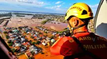 Operação de resgate com o helicóptero do Corpo de Bombeiros na Região Metropolitana
