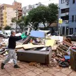 Um homem descarta objetos atingidos pela água em sua casa, depois das enchentes em Porto Alegre, Rio Grande do Sul - 20/5/2024 | Foto: Diego Vara/Reuters