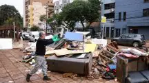 Um homem descarta objetos atingidos pela água em sua casa, depois das enchentes em Porto Alegre, Rio Grande do Sul - 20/5/2024 | Foto: Diego Vara/Reuters