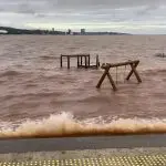 A cota de inundação do Lago Guaíba, em Porto Alegre, é de 3 metros; a partir desse nível, a água começa a atingir as ruas da cidade e gerar inundações