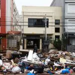 Objetos descartados, atingidos pela água, se acumulam em rua depois de enchente em Porto Alegre - 20/5/2024 | Foto: Diego Vara/Reuters