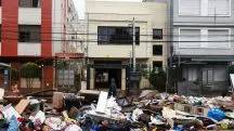 Objetos descartados, atingidos pela água, se acumulam em rua depois de enchente em Porto Alegre - 20/5/2024 | Foto: Diego Vara/Reuters