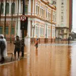 O nível do rio Guaíba em Porto Alegre atingiu marca histórica | Foto: Mateus Piccini/FotoArena/Estadão Conteúdo