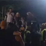 Prefeito de Cantagalo, Guga de Paula, sobe em palco, xinga eleitores e diz que não voto