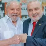 Presidente Lula e Jean Paul Prates abraçados