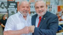 Presidente Lula e Jean Paul Prates abraçados