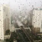 Vidro com gotas de chuva