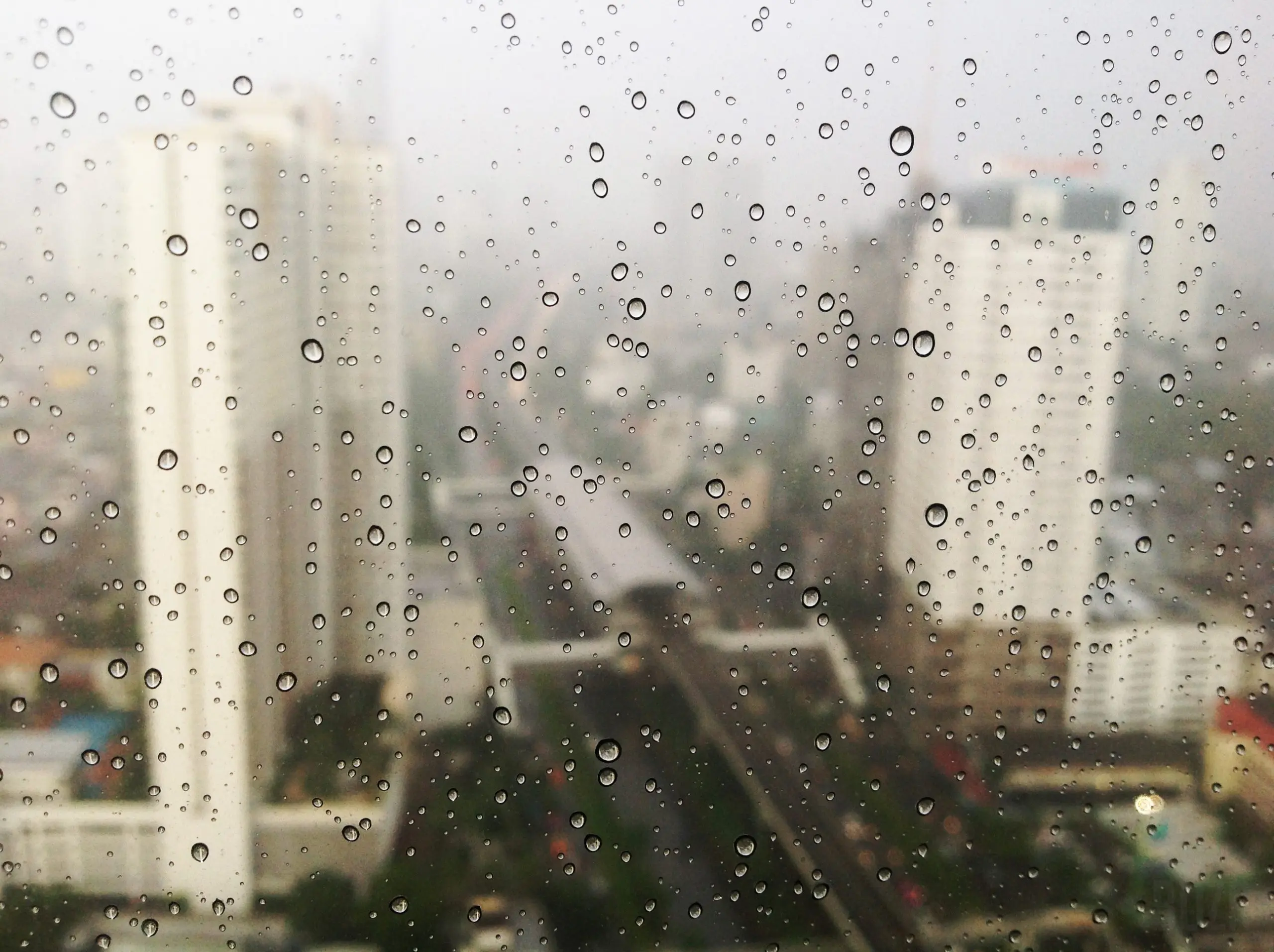 Vidro com gotas de chuva