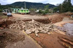 Ponte fica destruída em Putinga, Rio Grande do Sul