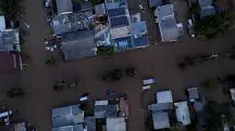 Imagem de drone mostra a bandeira brasileira pintada em uma casa, enquanto as ruas são inundadas em Eldorado do Sul, no Rio Grande do Sul - 9/5/2024 | Foto: Amanda Perobelli/Reuters