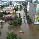 Imagens geradas por drone mostram uma rua inundada, no centro de Porto Alegre - 13/5/2024 | Foto: Diego Vara/Reuters